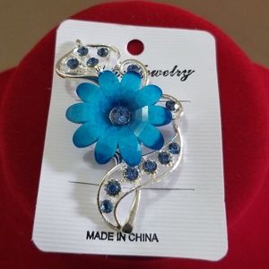 Brooch blue